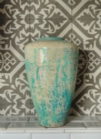 Une belle poterie turquoise vintage est à l'honneur dans la cuisine