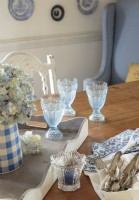 Les gobelets à clous bleus suivent la palette et les motifs bleus et blancs de la salle à manger tout en rendant hommage au penchant de Dawne pour l'une des combinaisons de couleurs préférées des Français.