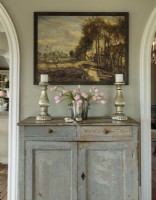 Cette armoire primitive est une antiquité suédoise. Il se range parfaitement dans un coin de la salle à manger, conférant sa beauté simple avec un espace de rangement supplémentaire.