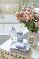 Le savon fraisé français parfumé à la lavande repose sur un petit plateau en porcelaine peint à la main qu'Anita a trouvé en France.