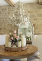 Les bougies et les roses forment une pièce maîtresse romantique qui met en valeur l'élégance rustique de la pièce.