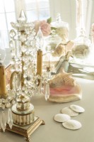 Le cristal vintage et les coquillages cueillis lors de balades en bord de mer sont des accessoires de prédilection.