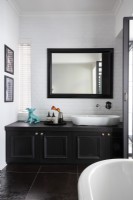 Salle de bain en noir et blanc avec vanité intégrée