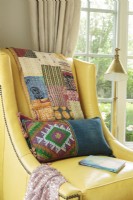 Mélanger des couettes en patchwork et des oreillers aux motifs brillants crée un look « collectionné au fil du temps ».