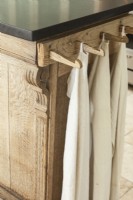 Des chevilles en bois fixées à une planche de finition similaire constituent un porte-serviettes élégant et efficace.