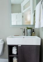 Bien que petite, la salle de bain regorge de mises à jour modernes.