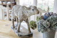Une statue de jardin d'agneau ajoute une touche ludique et une sensation pastorale.