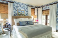 Une douce teinte un bleu animera une chambre d'amis. En contrepoint, une tête de lit en jonc de mer, un traversin en raphia et des abat-jour en bambou ajoutent de la texture.