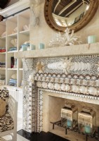 Avec une myriade de coquilles disposées en mosaïque, les cheminées sont le point central du salon.