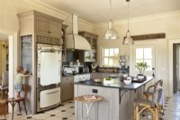 Sarah a conçu la hotte de cuisine pour aller avec le poêle Wedgwood classique des années 1930 fourni avec la maison
