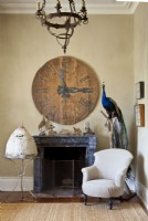 Une horloge veille sur un beeskep européen en terre blanche et une taxidermie colorée