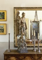 Une rare statue de l'ange Gabriel du XVIIIe siècle trône sur le buffet.
