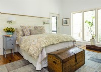 Des oreillers repulpés et une somptueuse literie à motif cachemire confèrent à la chambre une élégance simple.