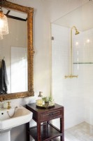 Salle de bain invité avec grand miroir orné et table d'appoint chinoise
