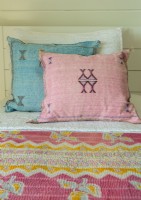 Deux oreillers en soie de cactus reprennent les couleurs d'une ancienne courtepointe kantha.