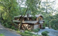 L'extérieur en bois et en pierre relie la maison à son environnement naturel