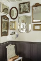 Les miroirs vintage ajoutent de l'éclat et de la luminosité dans la salle à manger.