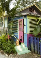 La couleur de l'entrée du porche arrière évoque les cottages de Key West.