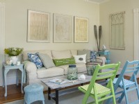 Un mobilier coloré et polyvalent rend le salon confortable.