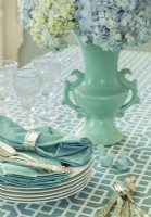 Un vase bleu des années 1940 et de l'argenterie sont des objets de famille.