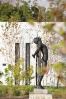 Sculpture en bronze devant la maison moderne