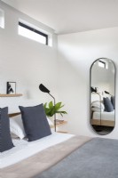 Miroir ovale dans une chambre moderne