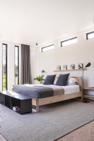 Chambre à coucher moderne dans une palette neutre
