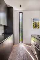 Fenêtre pivotante étroite dans une cuisine moderne