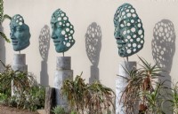 Sculptures métalliques sur socles en béton à côté de l'allée