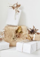 Détail des cadeaux de Noël décorés de plantes séchées