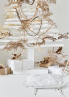 Sapin de Noël en bois blanc décoré de matériaux naturels