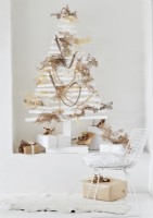 Sapin de Noël blanc en bois moderne décoré avec des matériaux naturels