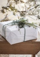 Détail du cadeau de Noël blanc avec décoration naturelle et ruban
