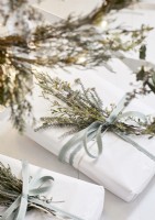 Détail de cadeaux de Noël blancs avec des décorations naturelles