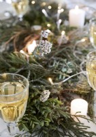 Détail de verres de vin sur table avec des décorations de Noël