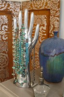 Des colliers, de la poterie et une bouteille de Marrakech résument le style local et mondial de Debbie.