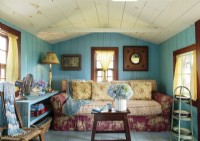 Le salon se double d'une chambre d'amis et est meublé d'un canapé-lit habillé d'un patchwork ludique de tissus.