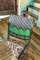 Les chaises pliantes sont recouvertes d'une myriade de motifs tribaux.