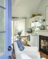 La porte d'entrée s'ouvre directement sur le salon et annonce les accents de couleur bleu cottage.
