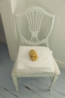 Une chaise vintage fait un endroit élégant pour les serviettes et une éponge naturelle