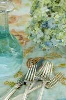 L'argenterie vintage et une carafe en verre gravé conviennent à la décoration de table élégante mais simple.