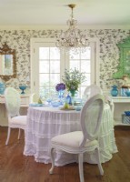 Jennifer propose des motifs moins frappants dans la salle à manger afin que sa collection préférée – la verrerie bleu aqueux – puisse voler la scène.