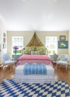 Pour couronner une tête de lit française courbée, Jennifer a créé un auvent inspiré du jardin en accrochant un panneau de tissu double face sur un poteau de 18 pouces monté au plafond.