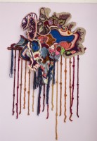 La tenture murale au crochet de Bridget se développe de manière organique à partir des matériaux avec lesquels elle travaille.