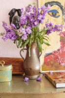 Un pichet vintage en cuivre martelé constitue un vase approprié.