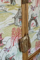 L'armoire chinoise en bambou est recouverte d'un imprimé oriental.