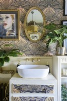 Papier peint décoratif Art nouveau derrière un lavabo posé sur une commode peinte recyclée