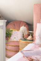 Chaise et table de chevet vintage roses avec lampe de table à franges et téléphone rose de style rétro
