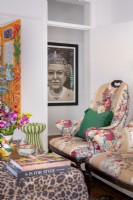 Fauteuils en tissu floral dans un salon coloré
