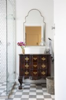 Commode vanité vintage dans petite salle de bains